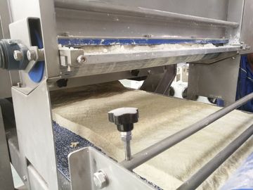 La máquina de pasta industrial de pasta de hojaldre usada para producir laminó el bloque de la pasta proveedor