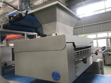 La máquina de pasta industrial de pasta de hojaldre usada para producir laminó el bloque de la pasta proveedor