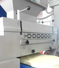 Buñuelo automático que hace la máquina con la solución que cubre de la pasta industrial proveedor