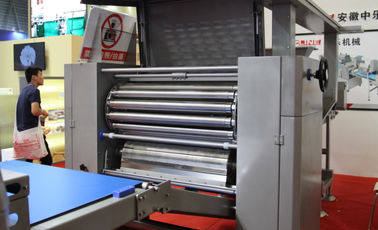 China El Plc controla la máquina del rodillo de la pasta de pasteles con anchura de trabajo de 750 milímetros fábrica